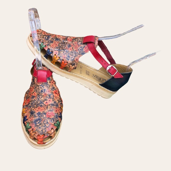 Lilians Artesanias Shoes - Womens leather Sandals Close Toe 9.5M Buckle Ditsy Floral Great Condition